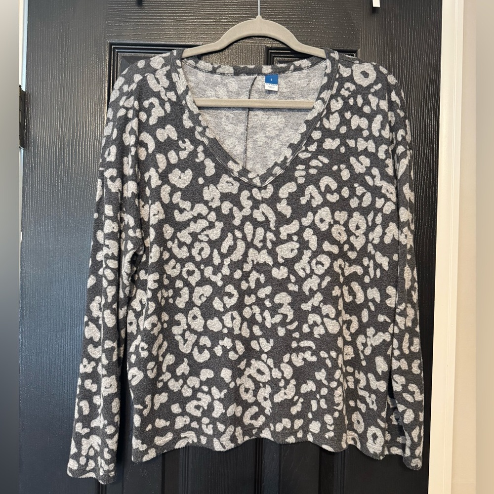 SOFT Old Navy Gray Leopard Print Long Sleeve Top